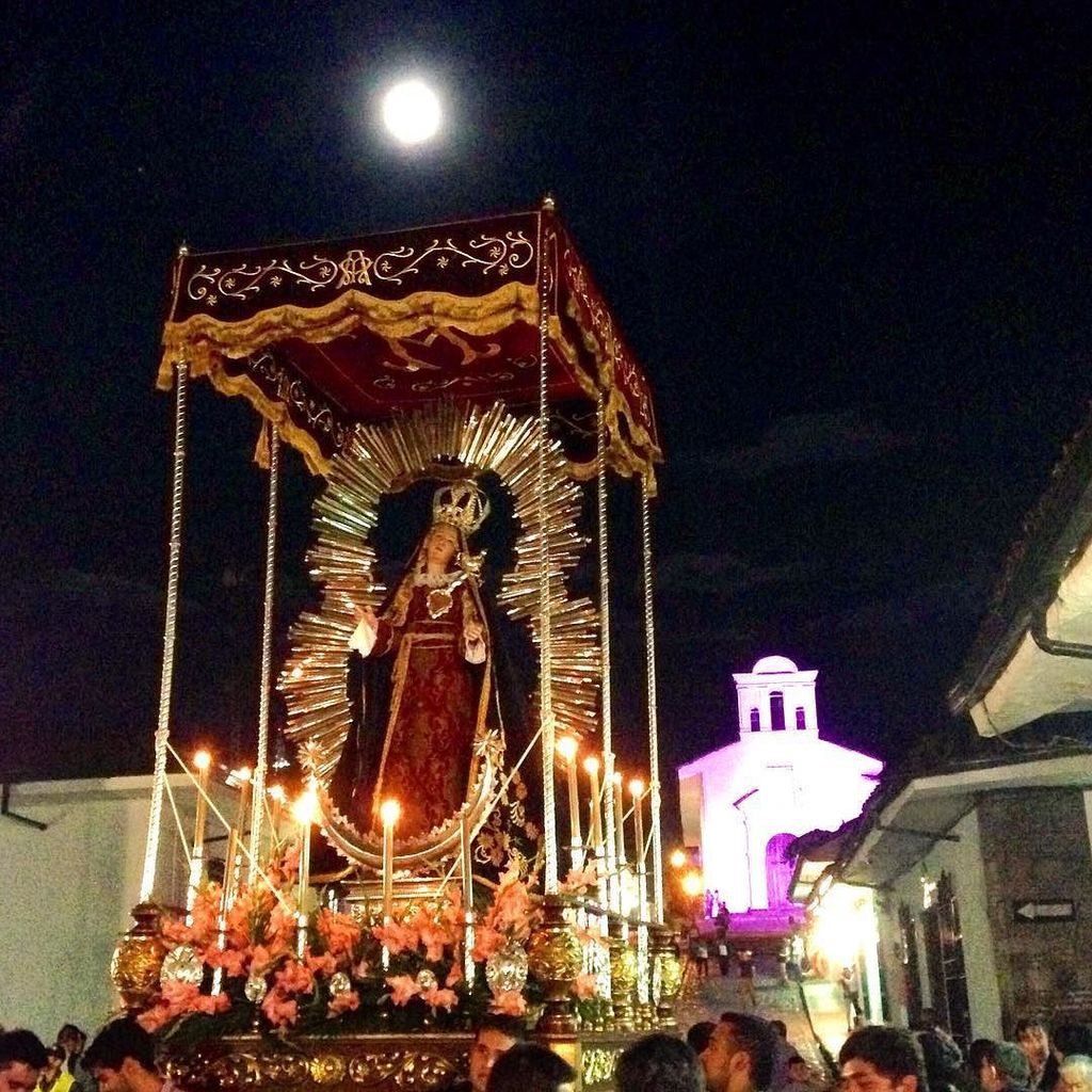 Albornoz's tweet photo. Una hermosa #luna acompaña la procesión del Miércoles Santo. #SemanaSantaEnPopayan #Popaya… https://t.co/zzRTFVggca https://t.co/uqOLQtX3pm