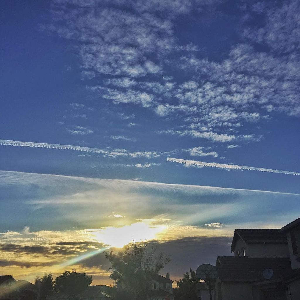 scia_chimica's tweet photo. – I would say I stepped outside to get some fresh air, but I’d be lying to myself. #Chemtr… https://t.co/TcVURNjgMt https://t.co/VpUjM5dq2C