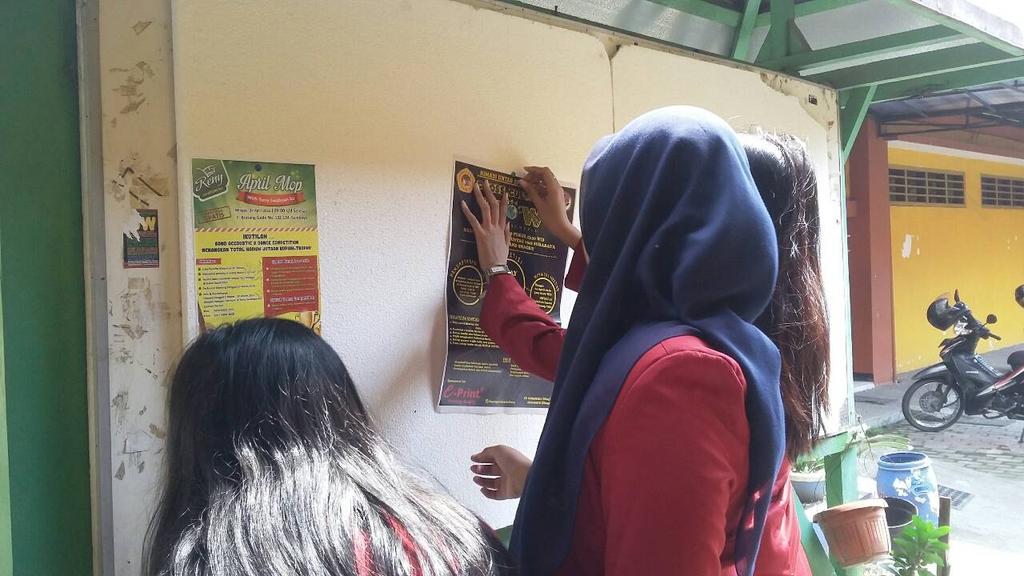 himasiuntag's tweet photo. kakaknya lagi pasang pamflet di mading sma-smk di sby. IKUTI LOMBA ESSAY DAN DOODLE, MENANGKAN HADIAH MENARIKNYA🙌 https://t.co/FLBCZEn1by
