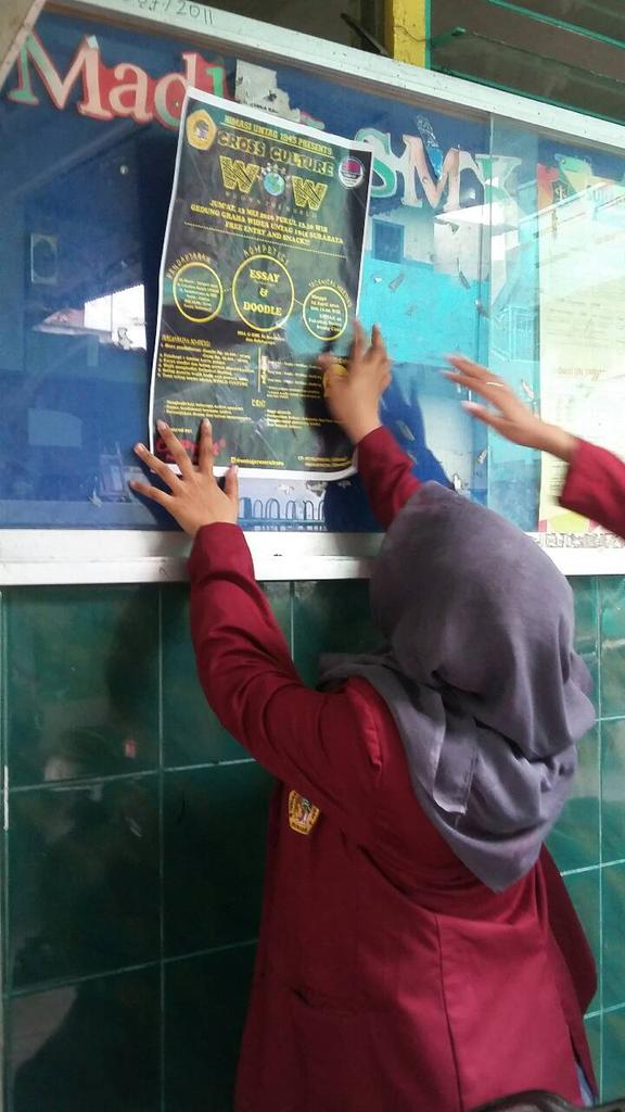 himasiuntag's tweet photo. kakaknya lagi pasang pamflet di mading sma-smk di sby. IKUTI LOMBA ESSAY DAN DOODLE, MENANGKAN HADIAH MENARIKNYA🙌 https://t.co/FLBCZEn1by