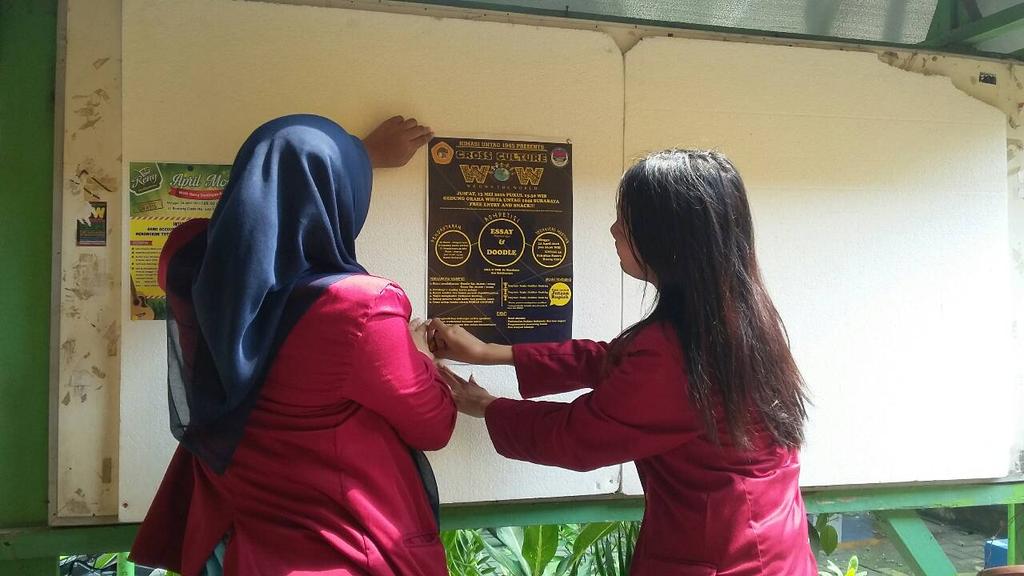 himasiuntag's tweet photo. kakaknya lagi pasang pamflet di mading sma-smk di sby. IKUTI LOMBA ESSAY DAN DOODLE, MENANGKAN HADIAH MENARIKNYA🙌 https://t.co/FLBCZEn1by