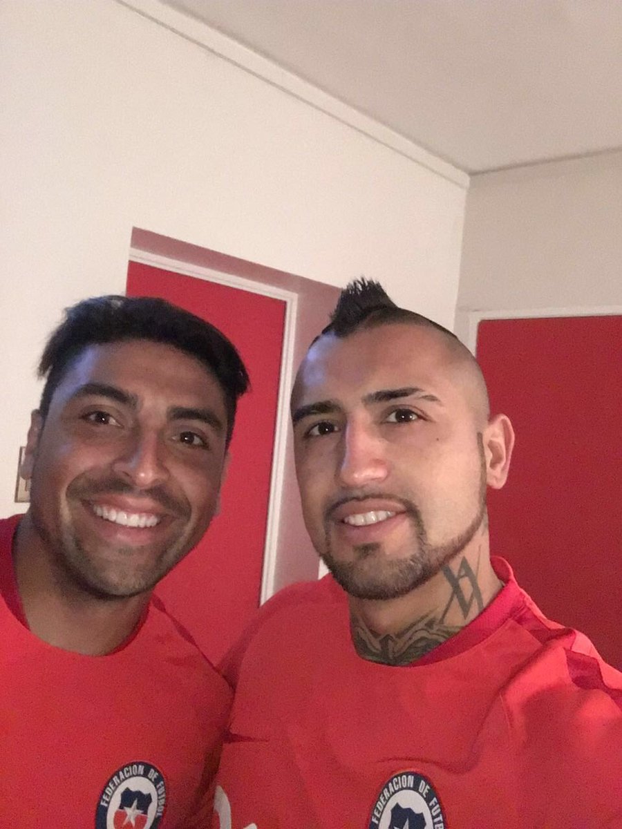 kingarturo23's tweet photo. Atentos a mañana q regalare 100 entradas!! Para q mañana todos juntos apoyemos  a nuestra selección!!Vamos chile👍🏻👍🏻 https://t.co/zRCbcL1vuu