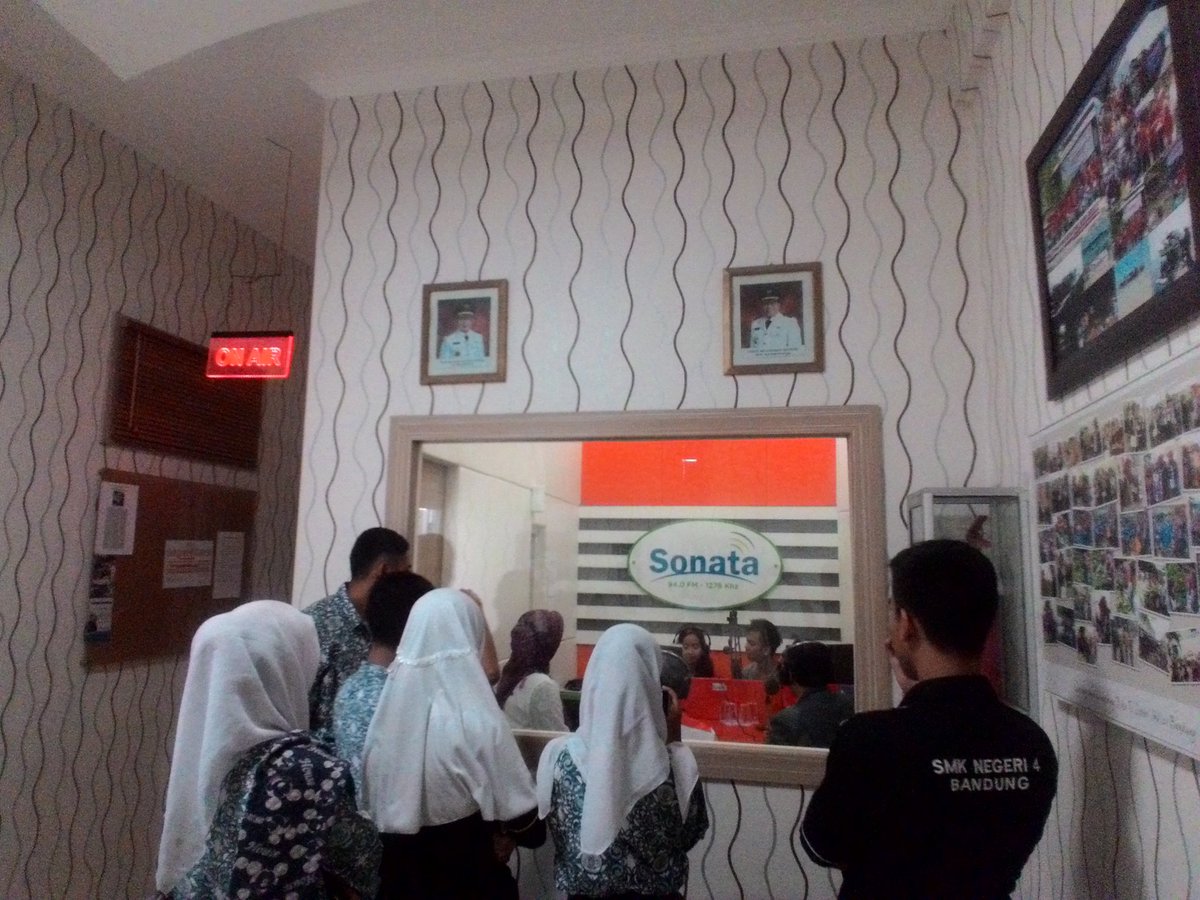 Hari ini kita On Air d radio Sonata 94.0FM, radionya pemkot bandung! <a href="/smkn4bdg/">SMK Negeri 4 Bandung</a> <a href="/Mazedhy/">Edy Purwanto</a> <a href="/disdik_bandung/">Disdik Kota Bandung</a> <a href="/ridwankamil/">Ridwan Kamil</a>