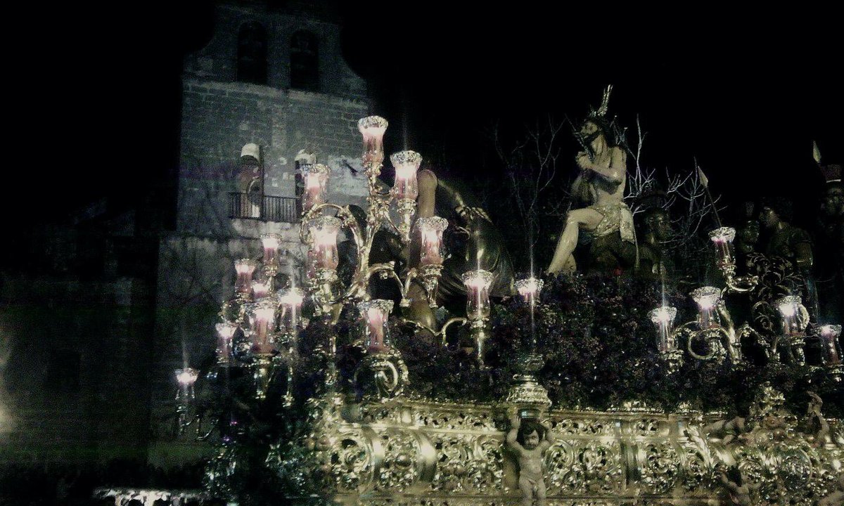 Plaza de San Lucas junto a  nuestro Padre Jesús de las Penas....
Foto: Jesús Tejero Frontan. #PasionenJerez