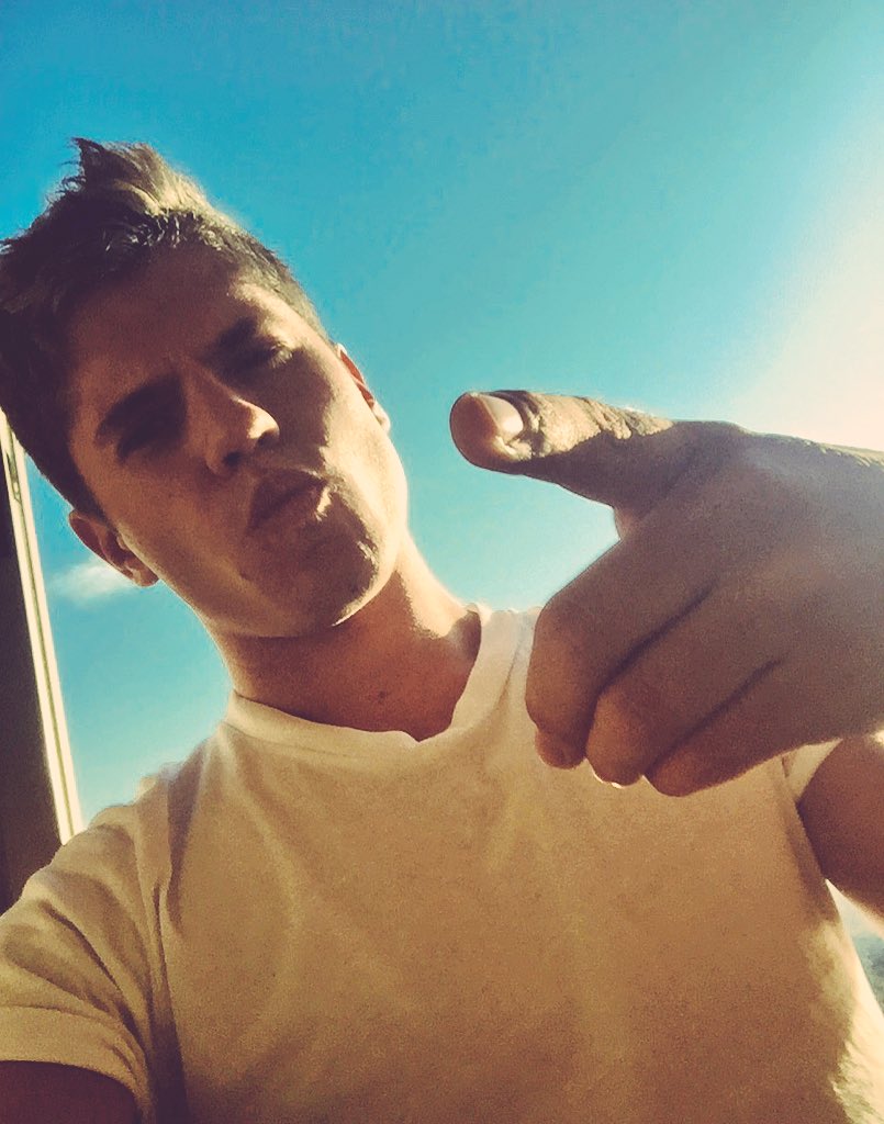 camiloarlo's tweet photo. Si eres Victoriana. Un beso para ti. Que dure todo el día 🚀😘 https://t.co/FY84qKHueK