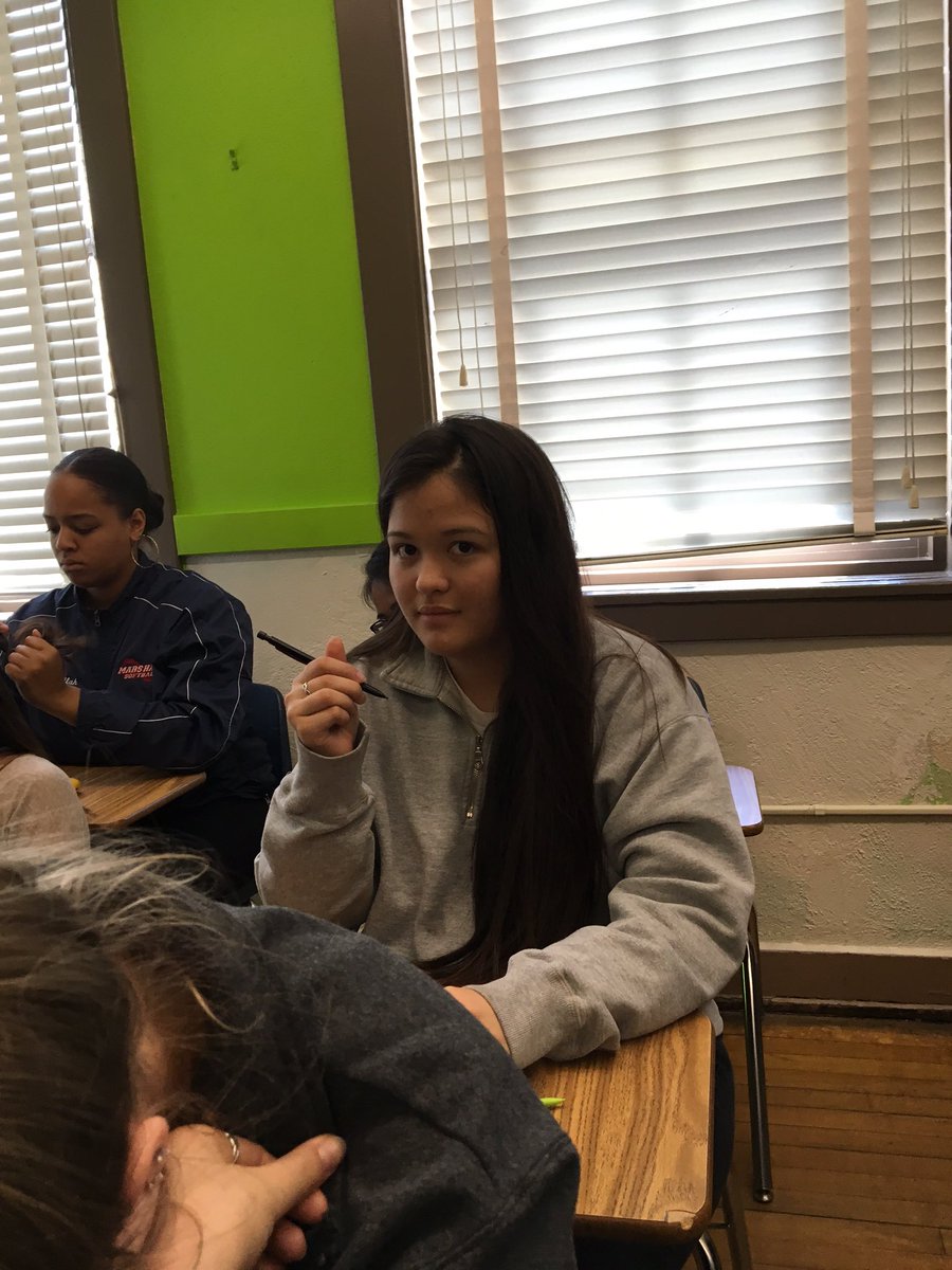 gmik101updates's tweet photo. grace putting lead in her pencil today in econ #gmikupdates ✏️✏️ https://t.co/o9vXqV3TY4