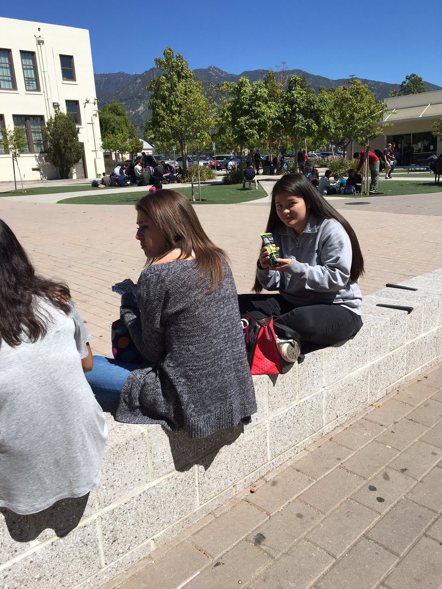 gmik101updates's tweet photo. grace was eating pickle chips today! via insider #gmikupdates https://t.co/PXMblnskAh