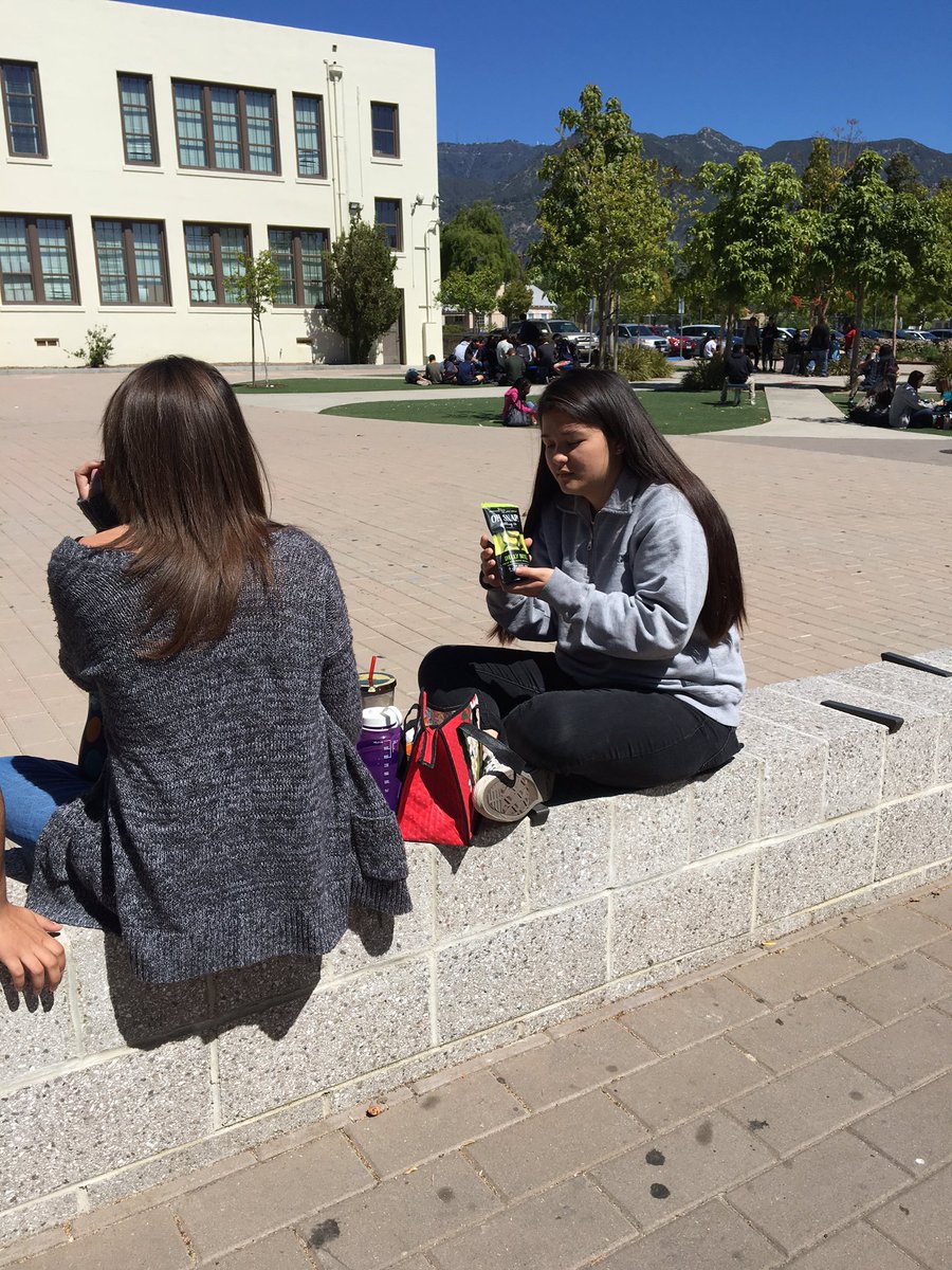 gmik101updates's tweet photo. grace was eating pickle chips today! via insider #gmikupdates https://t.co/PXMblnskAh