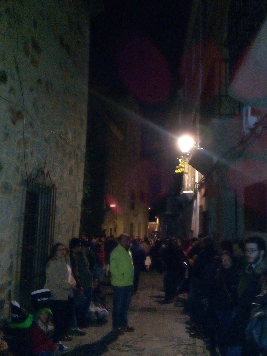 anicetomr's tweet photo. Esperando al Cristo Negro con @margarvic_vi  #SemanaSantaCáceres https://t.co/yfFeqxQKEI