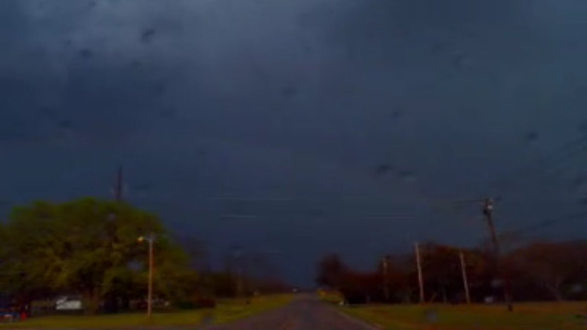 livestormchase's tweet photo. We are live in southern OK! Follow the like to our website! #okwx #texomawx #tvnwx https://t.co/jaQ2YhayIf