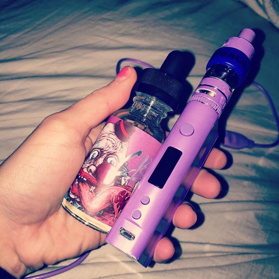 _LilMissCris's tweet photo. Back on thatttt #vapelife #vapecommunity #vape #kangertech #suboxnano #purplevape #clownsweettooth #raspberryyogurt https://t.co/Nv35Utvge0