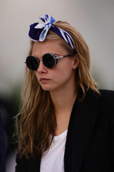CaraFact's tweet photo. Cara at the airport this afternoon in Paris, heading to NY. (23.03.16) https://t.co/PYmh85hIyc