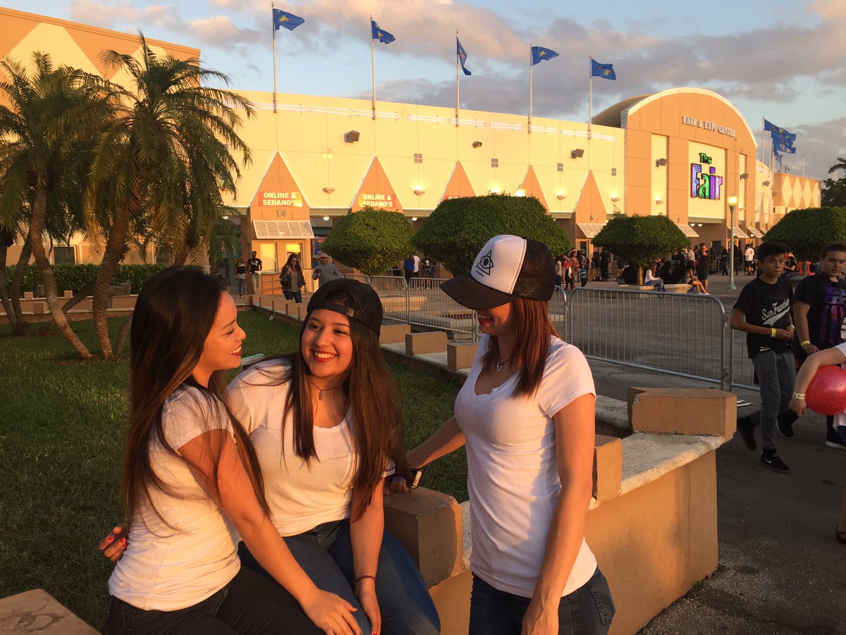 SoFlaFordGirls's tweet photo. Happy hump day! What better way to spend it than at the #MiamiYouthFair? 🎡 https://t.co/W4HpgalMVz