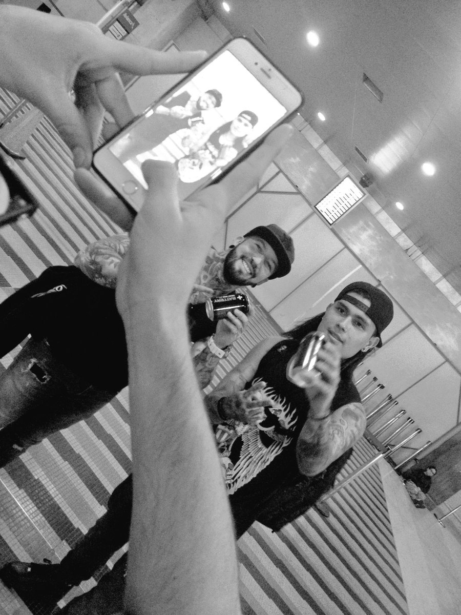 efraink_isaac's tweet photo. Tras camara jaja buen viaje my brous @AlexxBruzz @EmerssonPabon https://t.co/mTF8GEQA0s