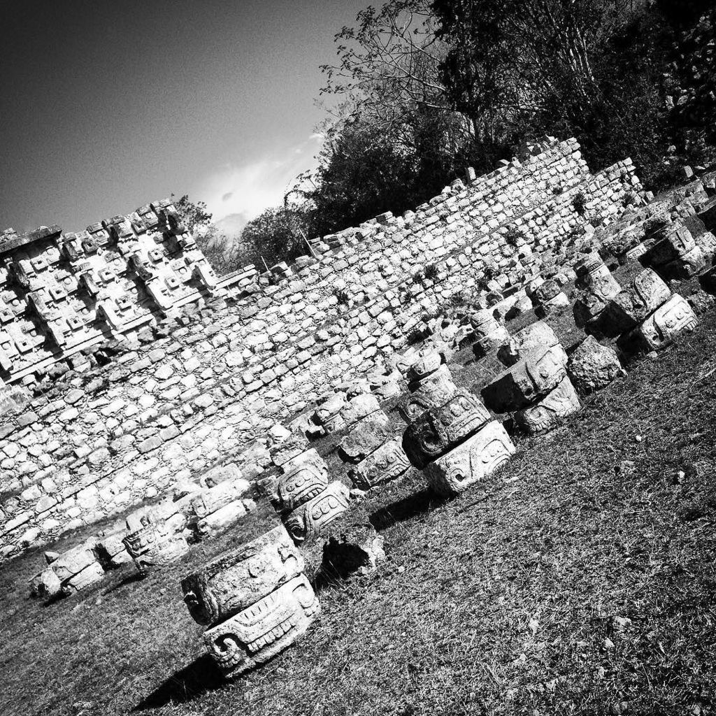 Ana_Flores_J's tweet image. Kabah #bw #mayanarchitecture