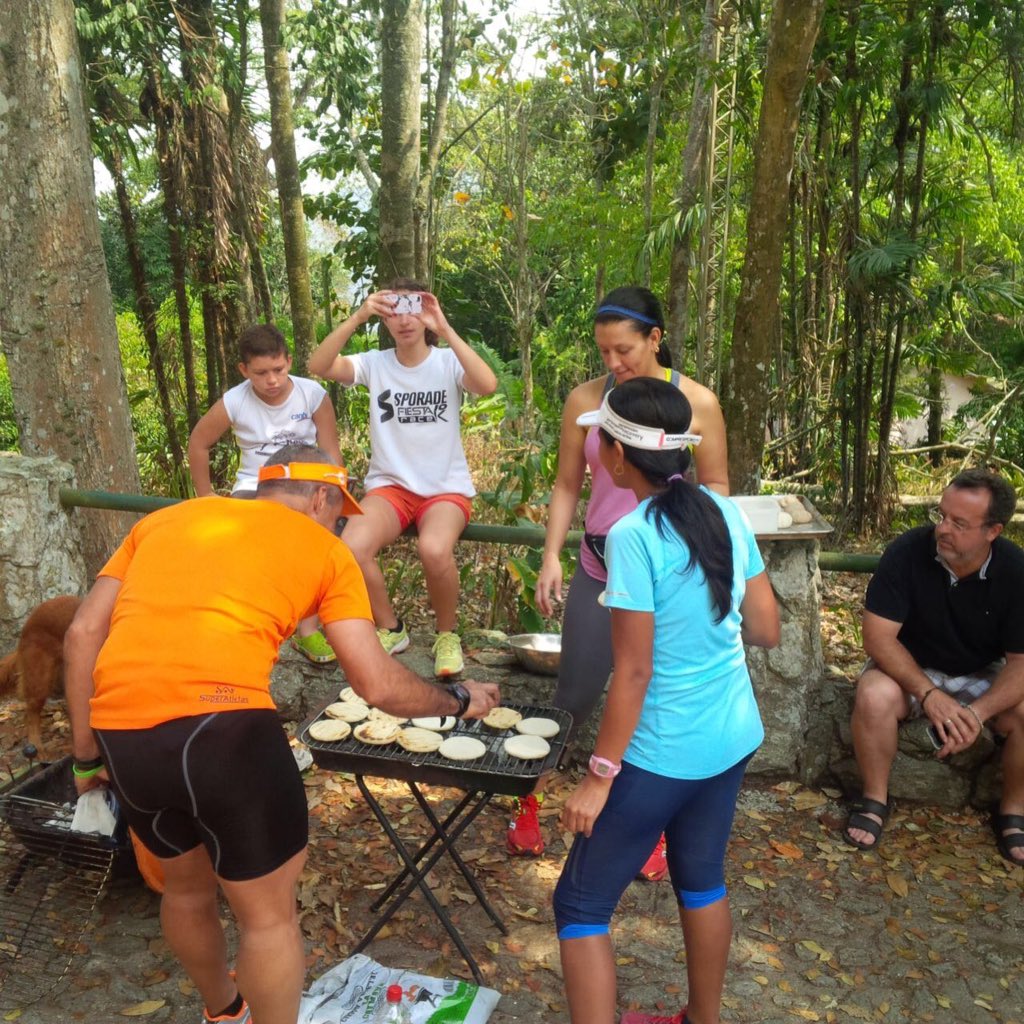 UltrailrunnersC's tweet photo. Una arepada ultra !! #Arepas #Venezuela #runners #Running #Trailrunning #trailrunners #trailrun #carabobo https://t.co/wvC5YcIKDB