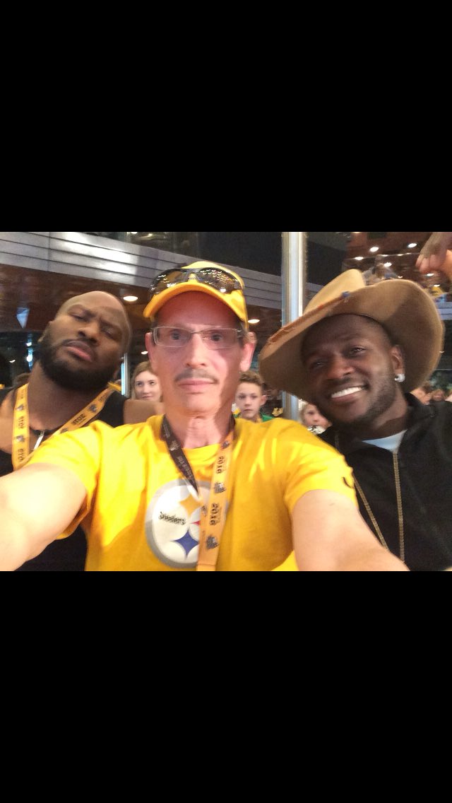 JamesAZack4's tweet photo. Selfie game strong https://t.co/imGQ43ZLtB