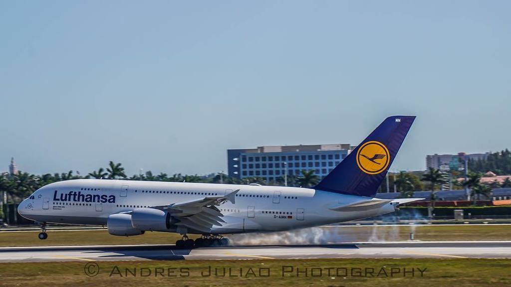 DeltaBravo33's tweet photo. Instagram : by andresjuliaoaviation - Lufthansa Airlines Airbus-380. #kmia #plane #planelovers #aviation #aviationl… https://t.co/wFD035VGPG