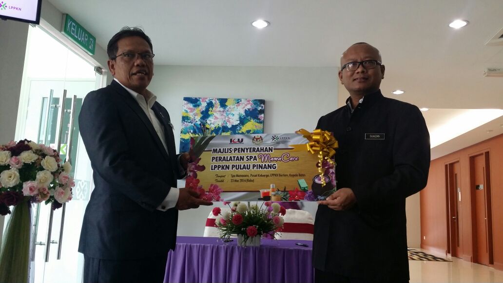 lppkn_pp's tweet photo. @AnjliDoshi ,@norlasiah1958 ,@SyukurAbdul_ 
Pyerahan brgan SPA Mamacare Peg.kemajuan ngeri ICU kpd Pgh Lppkn penang https://t.co/4RXrYevPr2