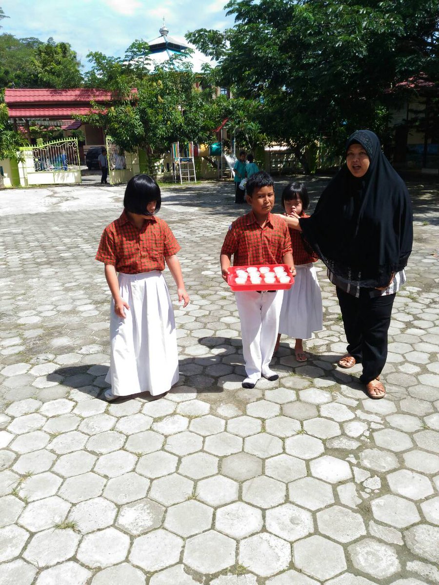 SLBTunasBangsa's tweet photo. Mulai dari masak , packing hingga penjualan kami kerjakan sendiri dibantu dengan guru2 kami yang luar biasa sabar😊😊😊 https://t.co/qV7bcuMNU7