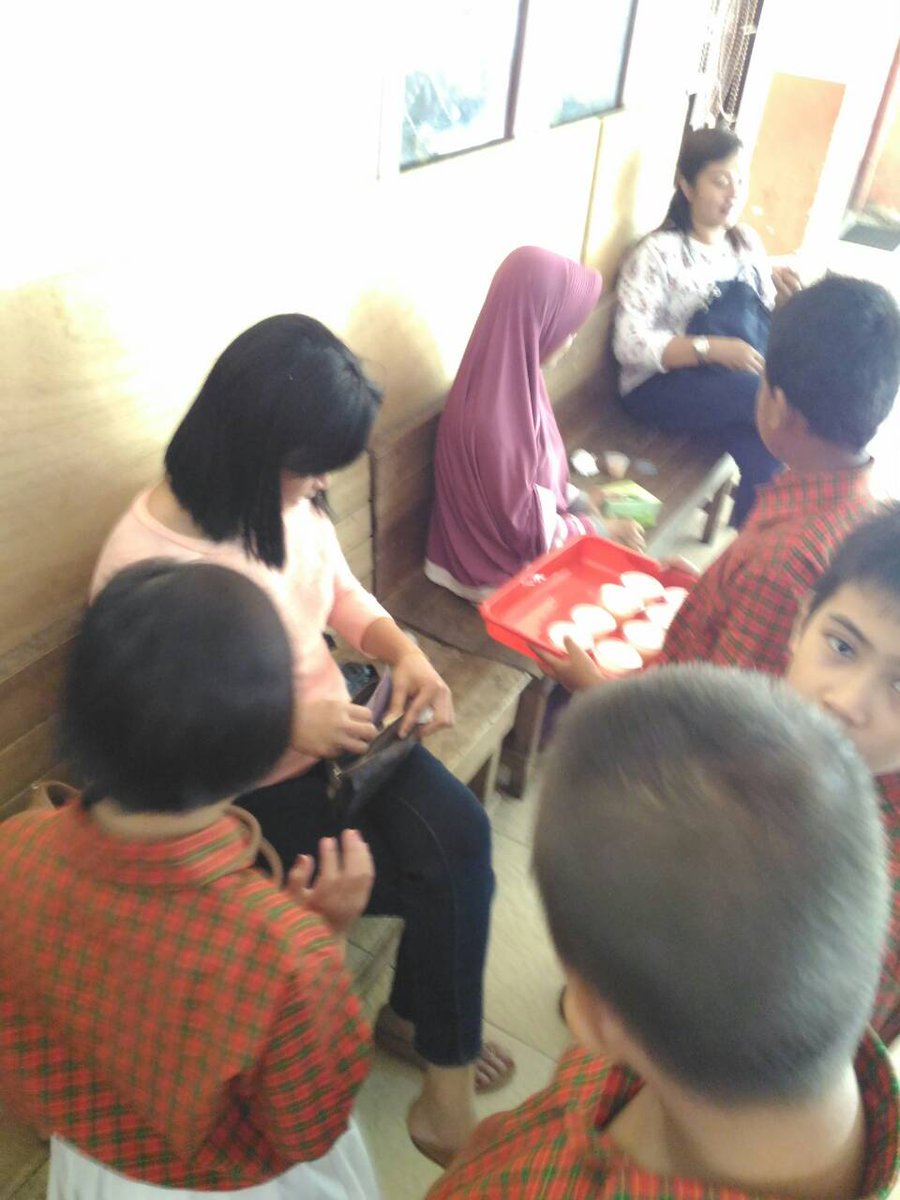 SLBTunasBangsa's tweet photo. Mulai dari masak , packing hingga penjualan kami kerjakan sendiri dibantu dengan guru2 kami yang luar biasa sabar😊😊😊 https://t.co/qV7bcuMNU7