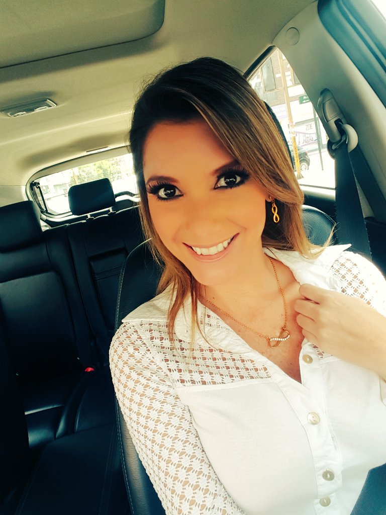 alexandrahorler's tweet photo. Muchas gracias a #SteelStyle por el bello juego de collar y aretes que lucí hoy en #90Mediodía. Búscalos en Facebook https://t.co/h5SZp2AjUT