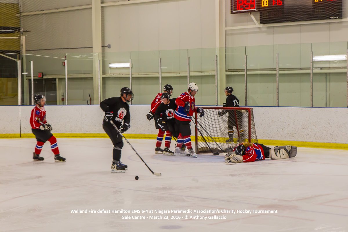 A_Gallaccio's tweet photo. @WPFFA_481 defeated #HamiltonParamedics 6-4 today @NiagaraMedics #CharityHockeyTournament #GaleCentre @NiagaraFalls https://t.co/UsAjNp8d3m