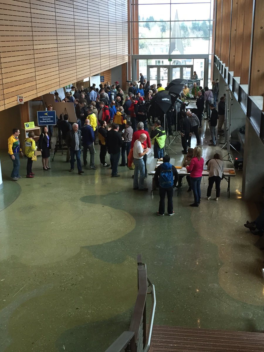 Chris91Long's tweet photo. Great turnout tonight for gathering input on Bellevue's bike network plans @BvueTrans https://t.co/NIThpLKVEI