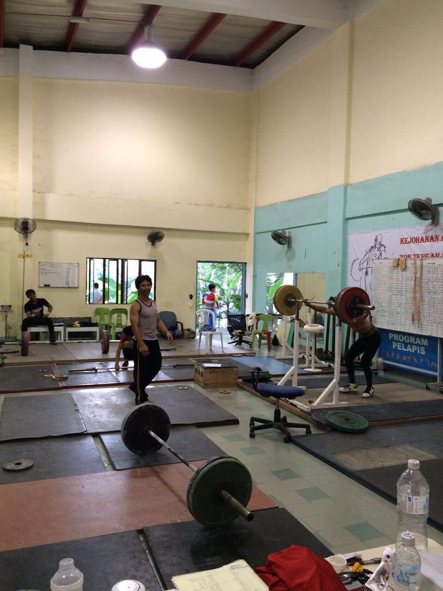 Kompleks Sukan Desa Tasik : Riadah Badminton Dppbtr Pemuda Pas Bandar