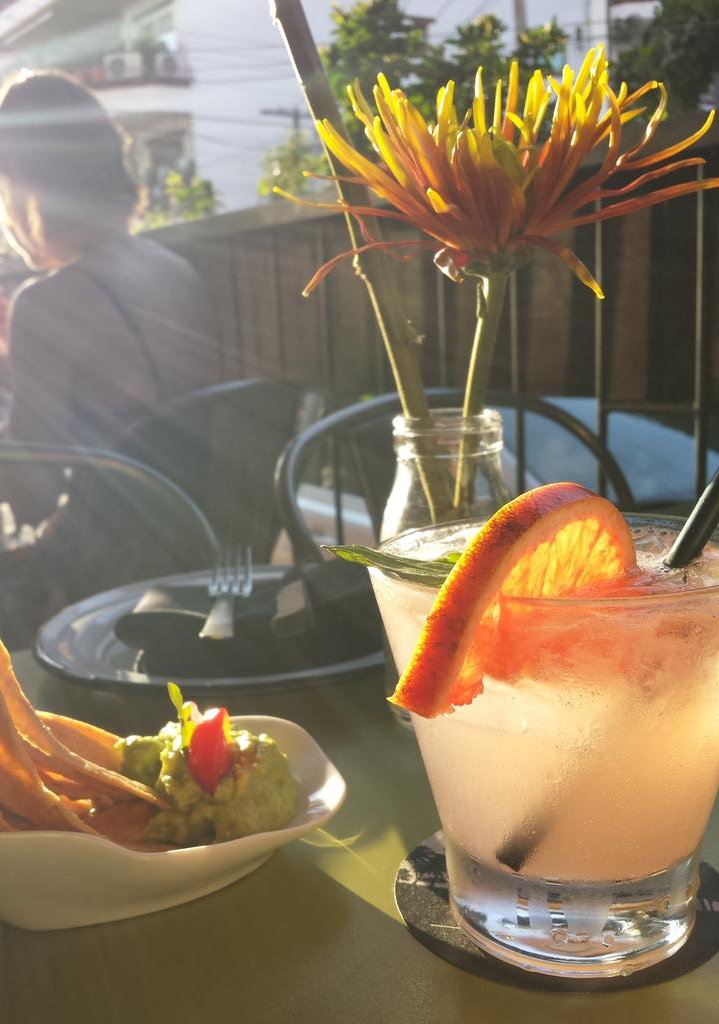 MavenTattler's tweet photo. Never self-identified as a #margarita drinker or chip eater. Toronja rita &amp; craveworthy tortilla chips @116Pulpito https://t.co/yQOB2UgTne