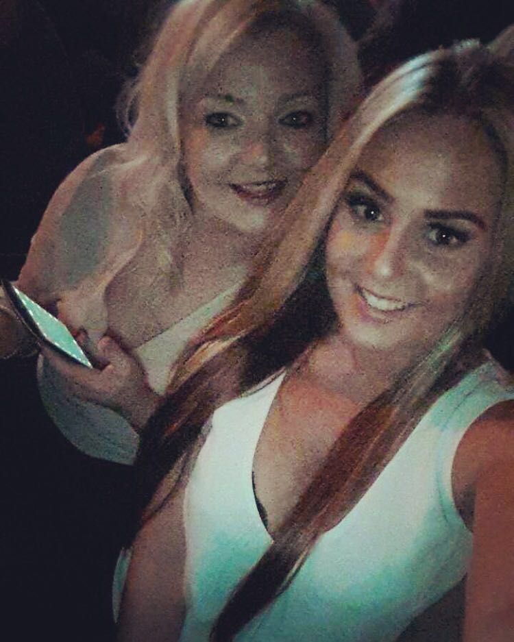 melissa_patt's tweet photo. #glasgow #bestfriend #drinks #toptourist 👭❤ https://t.co/Plectiy3Zl