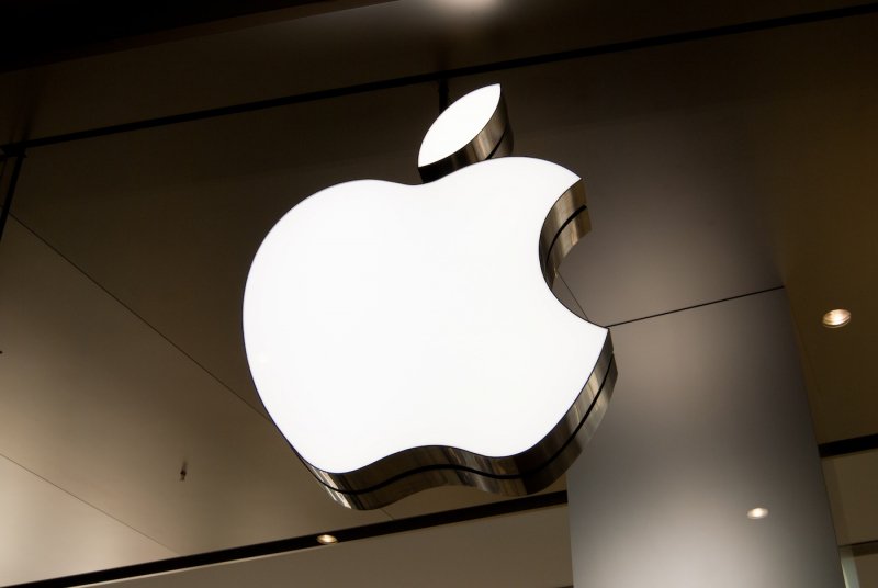 tarrahbarbour's tweet photo. FBI finds "outside party" to help unlock iPhone, may not need Apple's assistance... https://t.co/chbFHlsO8k https://t.co/vryPxhSeNS