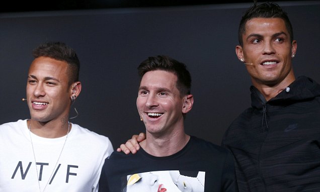 Ternyata saat Gala BallonD'Or 2015, #Cristiano bantu Messi &amp; Neymar yg terkendala masalah Bahasa (IrishIndependent)
