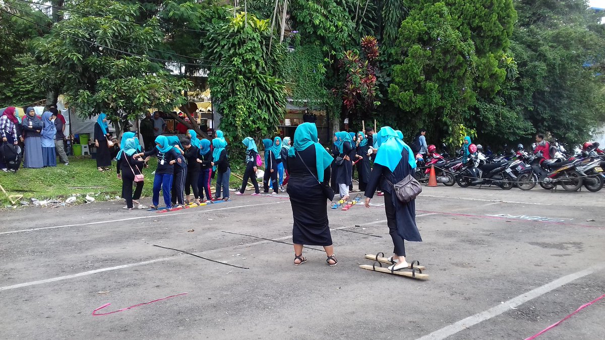 PGPAUDEXPO2017's tweet photo. Yuuu merapat di parkiran sebelah bpu , sekarang sedang diadakan lomba tradisional !! @himatekpend  @pgsd_bumsil https://t.co/Ovj7gltUab