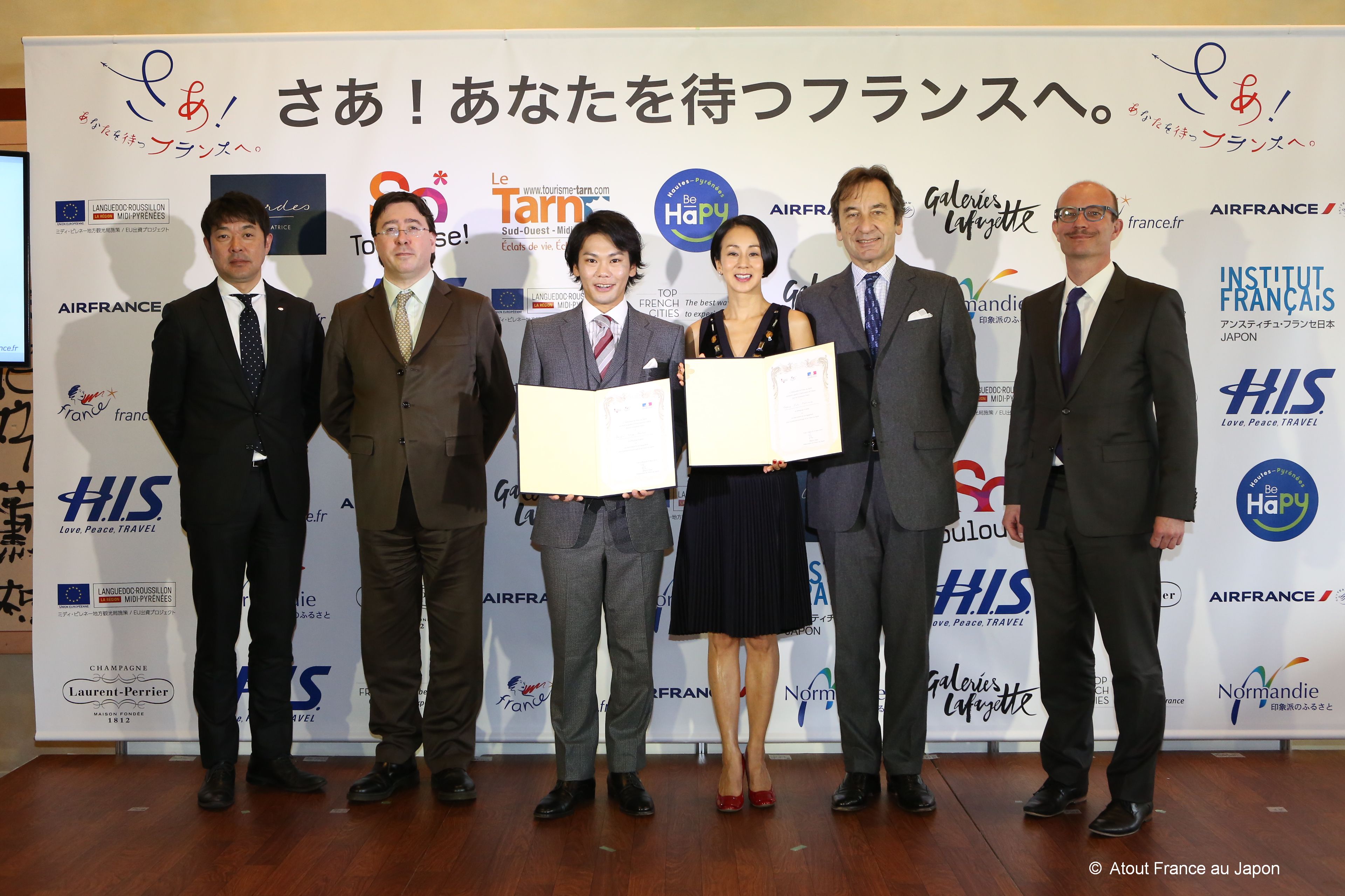 フランス観光局 16年度のフランス観光親善大使が決定しました 日本人選手として初めてツール ド フランス を完走したプロロードレーサーの新城幸也選手と パリ在住のフリーアナウンサー 中村江里子さん 二人の食の共通点はフランスの牡蠣が大好きな