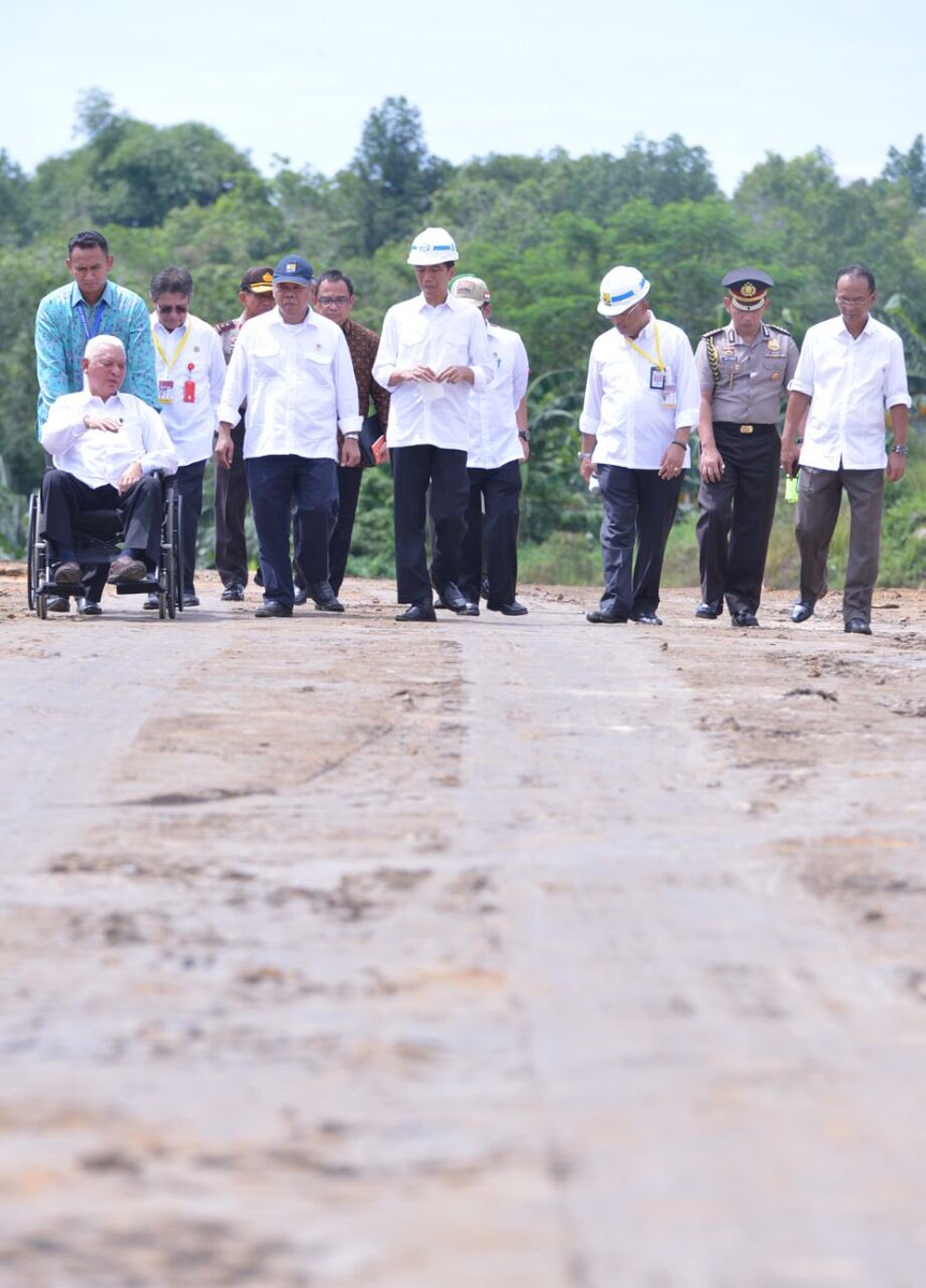 jokowi's tweet photo. Tahun 2018 kita punya jalan tol pertama di Kalimantan. Jarak Balikpapan ke Samarinda akan semakin dekat -Jkw https://t.co/RySCKUDQKN