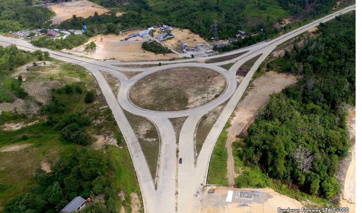 Tahun 2018 kita punya jalan tol pertama di Kalimantan. Jarak Balikpapan ke Samarinda akan semakin dekat -Jkw