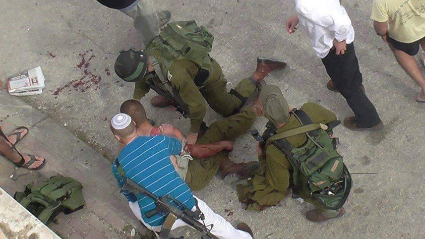 صور: الجندي الصهيوني المصاب في عملية الطعن في حي تل الرميدة بالخليل قبل قليل . 