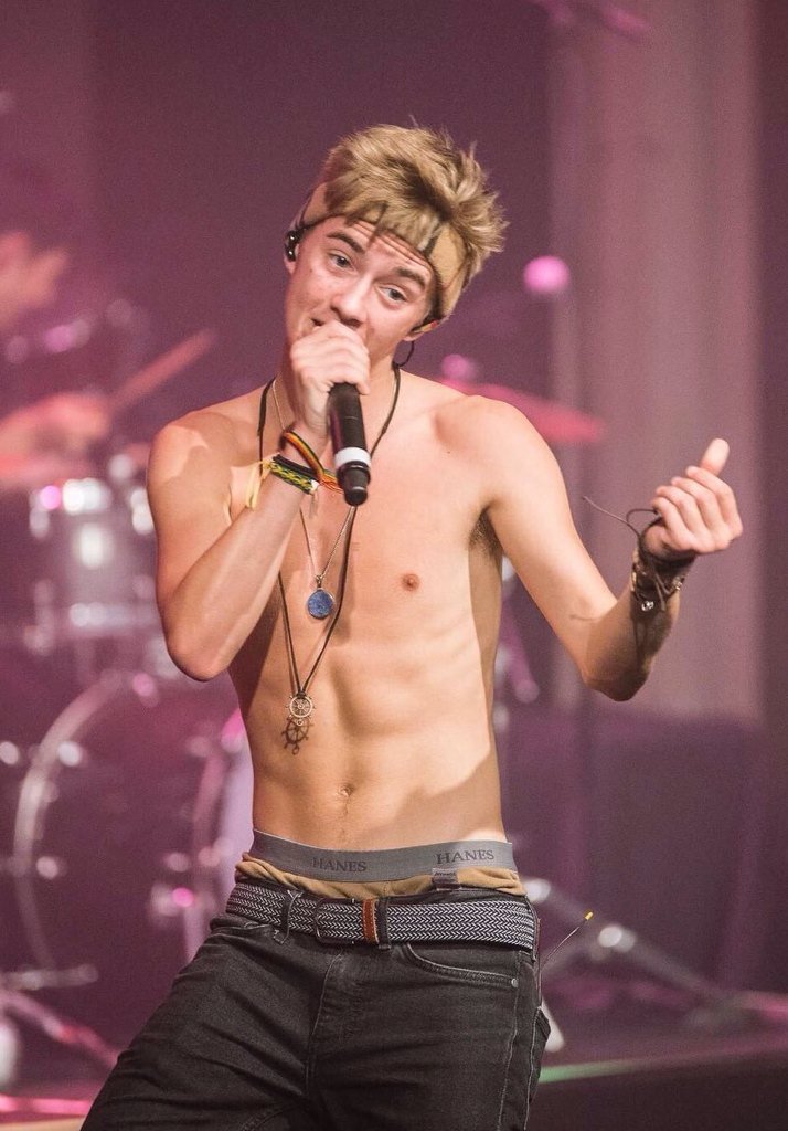 RoastingJackJ's tweet photo. I wish you the best happy birthday ever. I hope you're having a good 1. Never forget to stay hydrated &amp;humble. Ily🎉💓 https://t.co/WRewgQqR0N