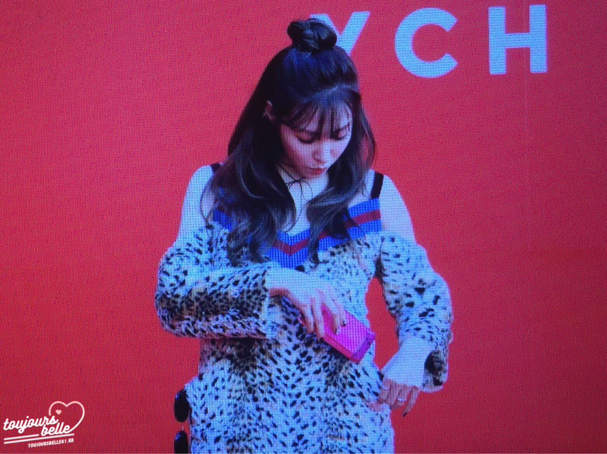 [PIC][24-03-2016]Tiffany tham dự Show diễn của thương hiệu "YCH" trong khuôn khổ "HERA SEOUL FASHION WEEK S/S 2016" vào sáng nay CeSAWARUkAA2_2L