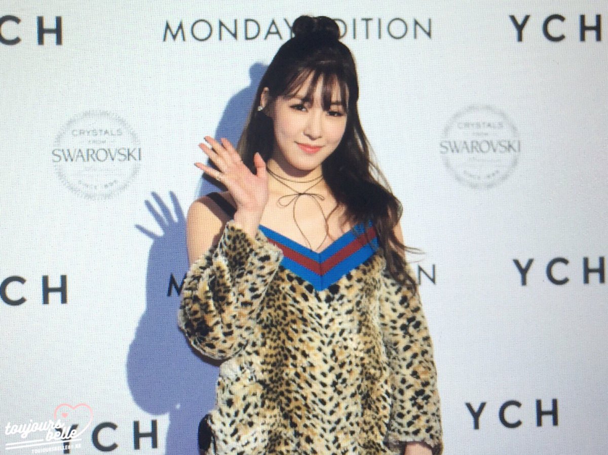[PIC][24-03-2016]Tiffany tham dự Show diễn của thương hiệu "YCH" trong khuôn khổ "HERA SEOUL FASHION WEEK S/S 2016" vào sáng nay - Page 2 CeSAWCSUAAEADA-