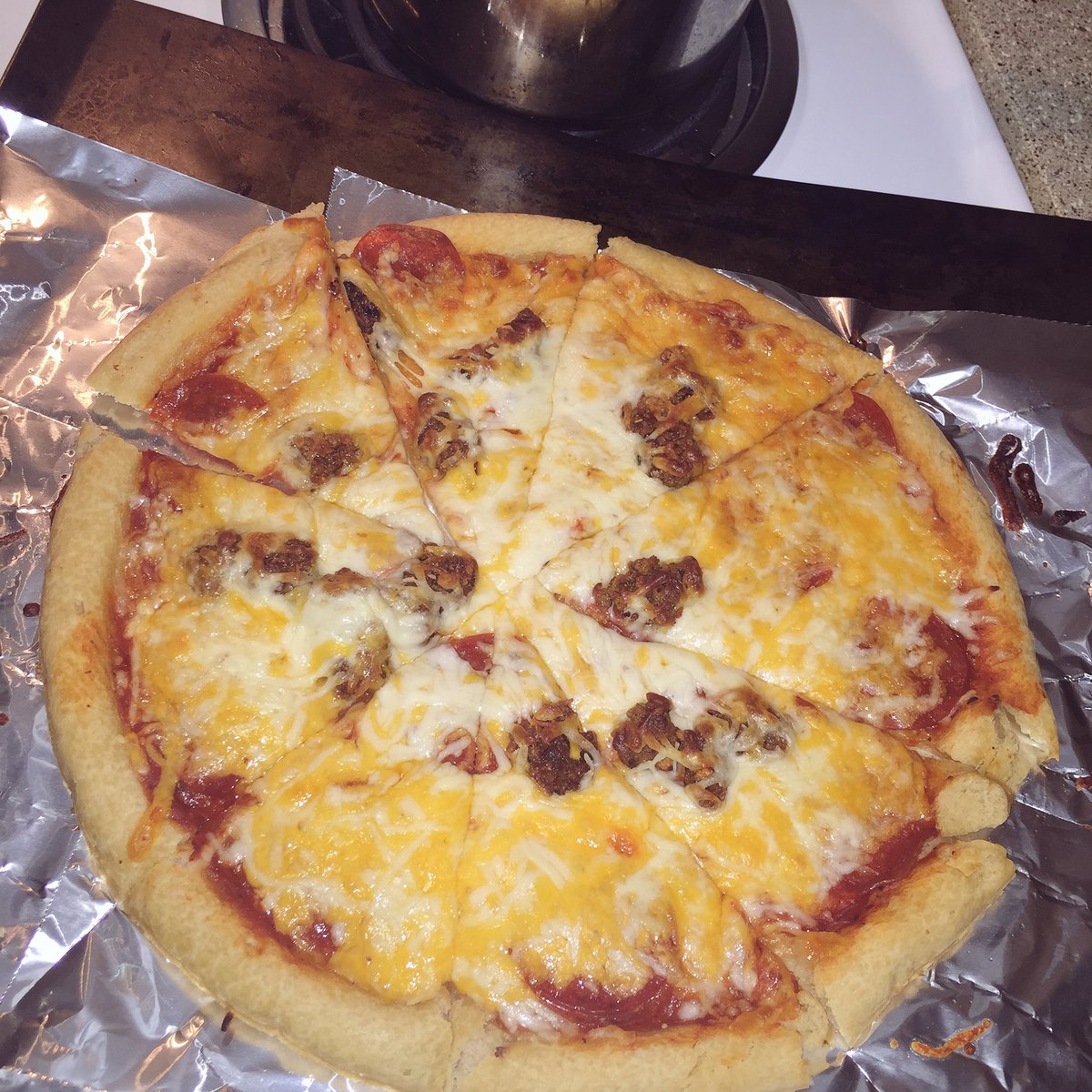 paigesofjordan's tweet photo. just made a homemade pizza. #ChefJae ❤️ https://t.co/iGGlCDraa3