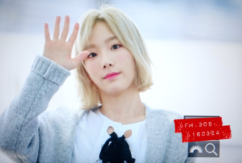 [PIC][24-03-2016]TaeYeon khởi hành đi Abu Dhabi  để tham dự “KCON 2016 Abu Dhabi” vào sáng nay - Page 2 CeSC_t9UEAEDqyB