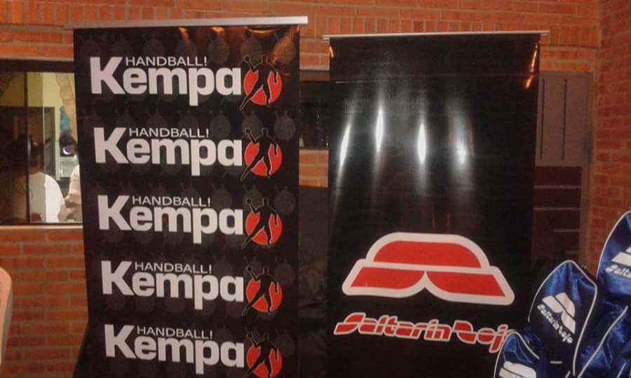 ConParHandball's tweet photo. Entrega de atuendos Kempa de @SaltarinRojoPy a los atletas que participarán del Panam.de Beach en Vargas, Venezuela. https://t.co/ShC0682FS9