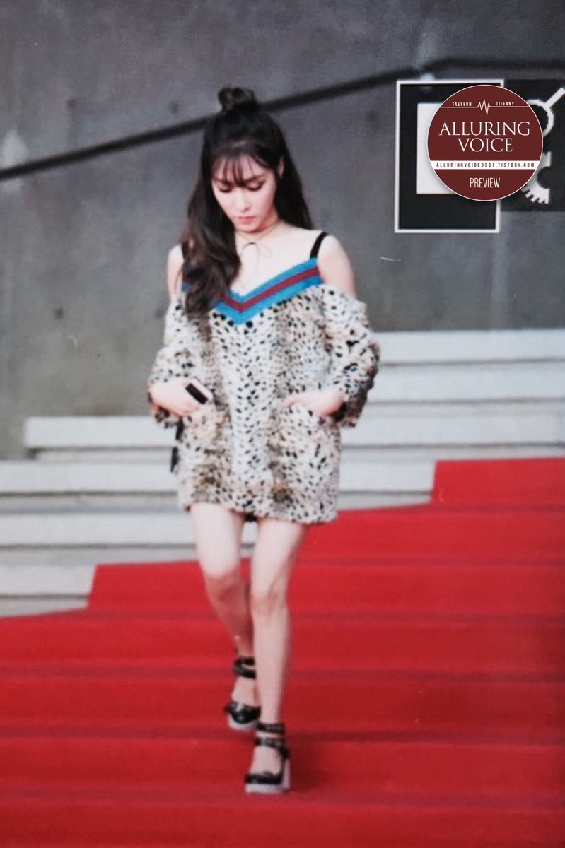 [PIC][24-03-2016]Tiffany tham dự Show diễn của thương hiệu "YCH" trong khuôn khổ "HERA SEOUL FASHION WEEK S/S 2016" vào sáng nay - Page 2 CeSFq8FVIAAyUVN