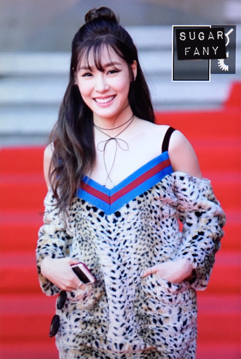 [PIC][24-03-2016]Tiffany tham dự Show diễn của thương hiệu "YCH" trong khuôn khổ "HERA SEOUL FASHION WEEK S/S 2016" vào sáng nay - Page 3 CeSHQRqUMAAcgSz