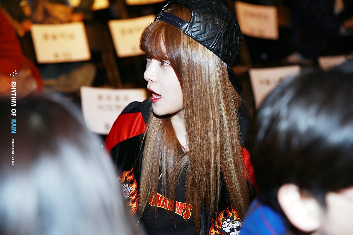 19951106net's tweet image. HQ ☔ 160323 서울패션위크 

사랑에 빠졌다💘

#EXY #엑시 #우주소녀 #모모모 #MoMoMo 
@WJSN_Cosmic @EXY_S2