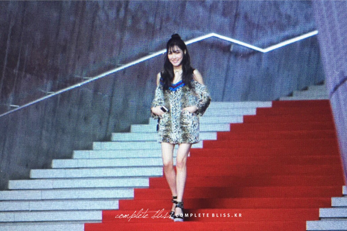 [PIC][24-03-2016]Tiffany tham dự Show diễn của thương hiệu "YCH" trong khuôn khổ "HERA SEOUL FASHION WEEK S/S 2016" vào sáng nay - Page 3 CeSO5vrUYAAfYF1