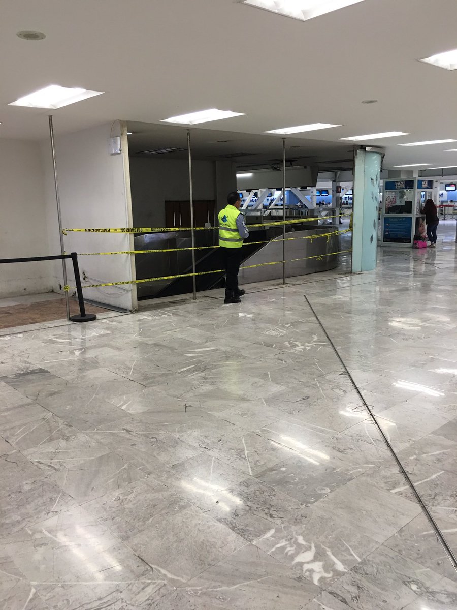 iguaneo's tweet photo. Así la T1 del aeropuerto de la #CDMX. Libre acceso a la bajada de equipaje ya documentado.@supercivicosmx @SPCCDMX https://t.co/5k01rQB4fc