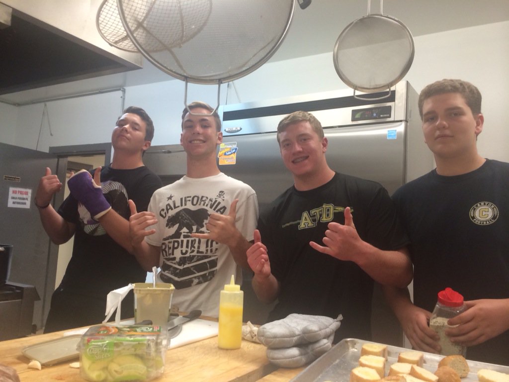 CanyonHighFB's tweet photo. Canyon and Villa Park football  players helping to prepare a meal for Charity on Wheels #payitforward https://t.co/Vx2GpmzyNy